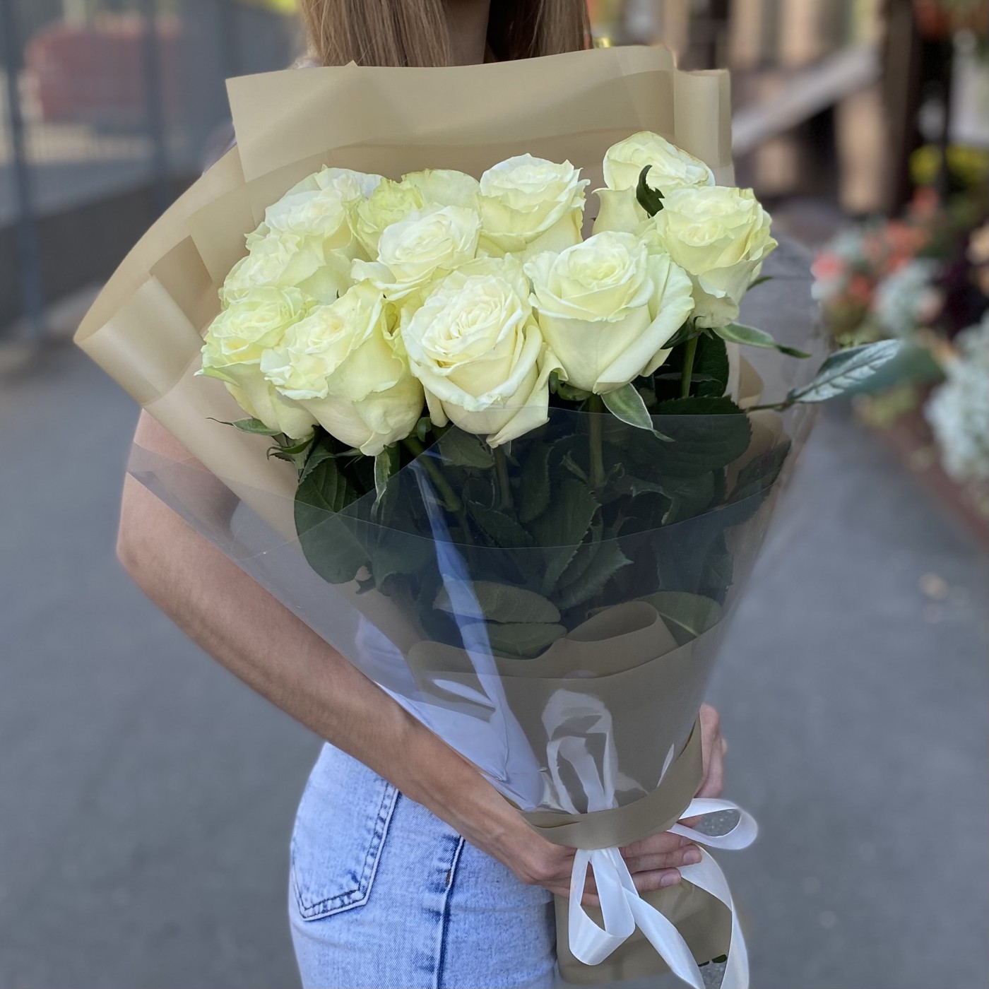 11 белых роз 50 см