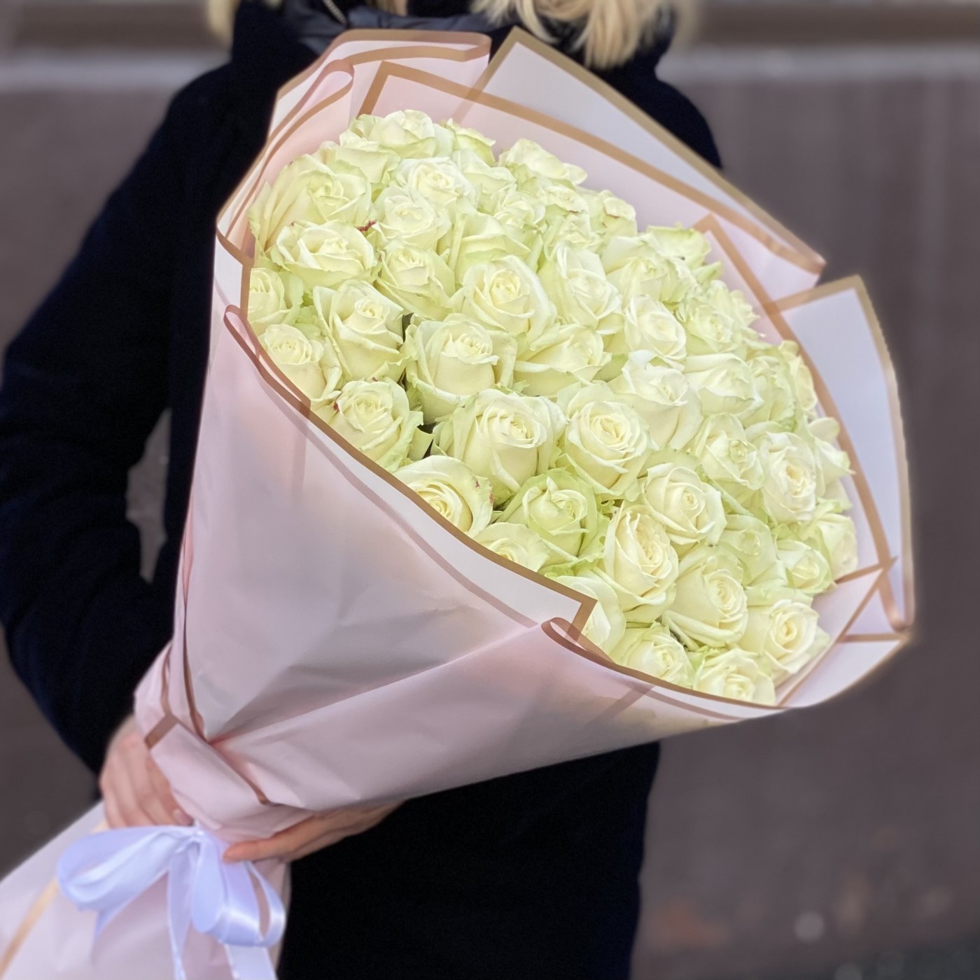 51 белая роза Эквадор 70 см