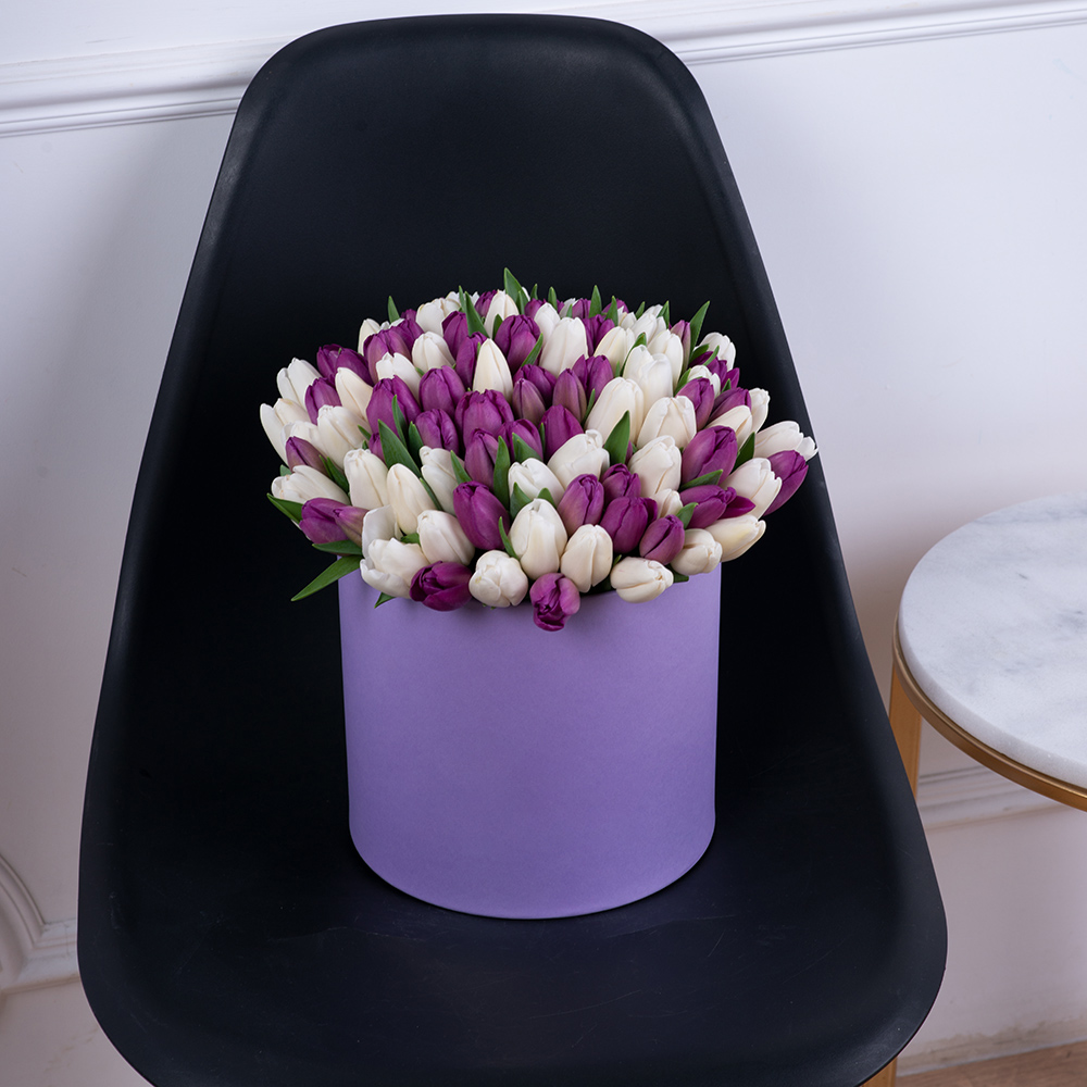 101 разноцветный тюльпан в фиолетовой шляпной коробке