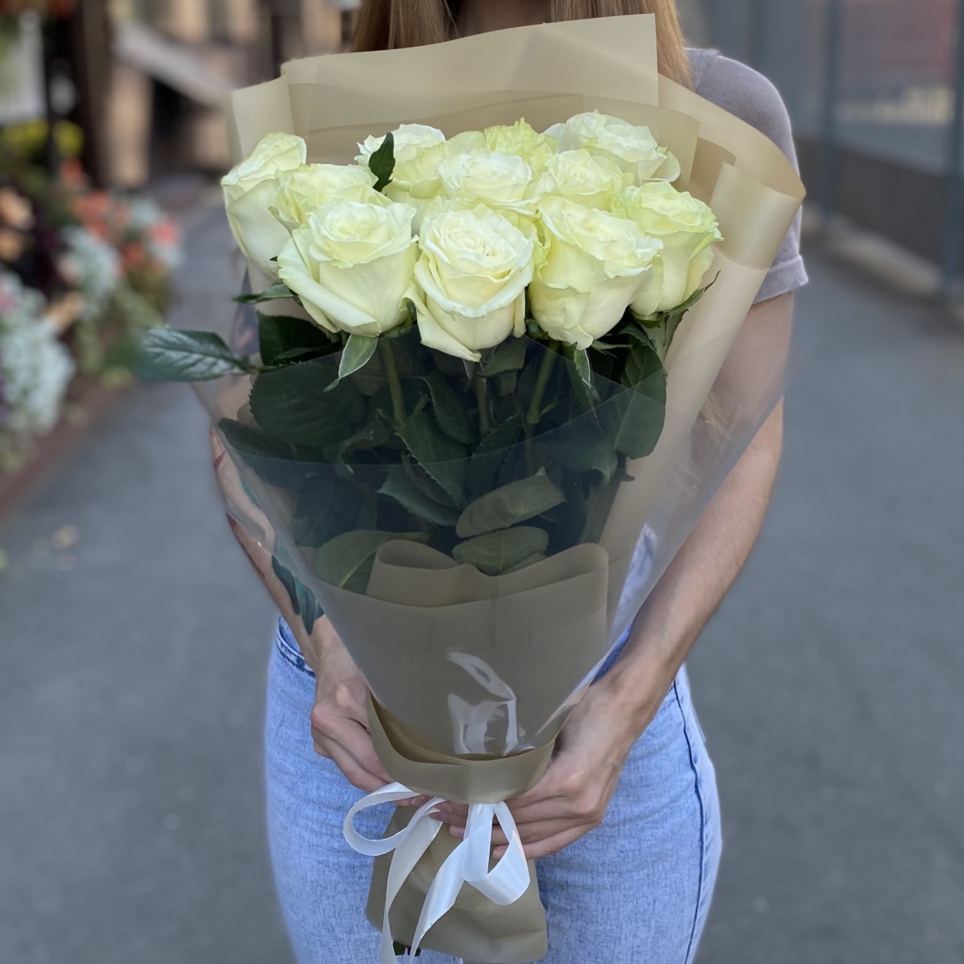 11 белых роз 50 см