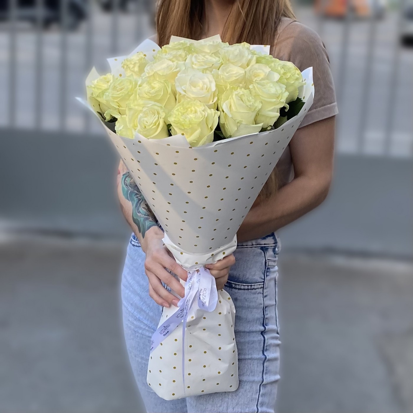 21 белая роза 60 см