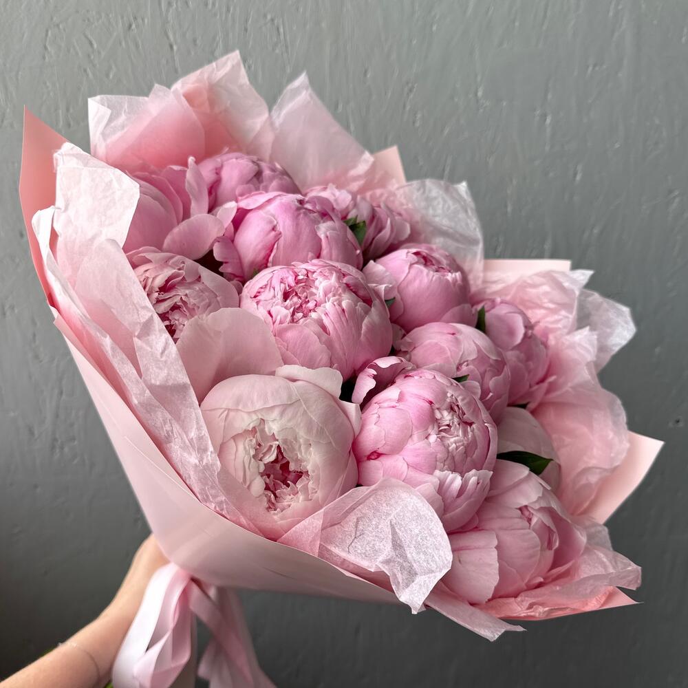 Букет из 15 нежно-розовых пионов