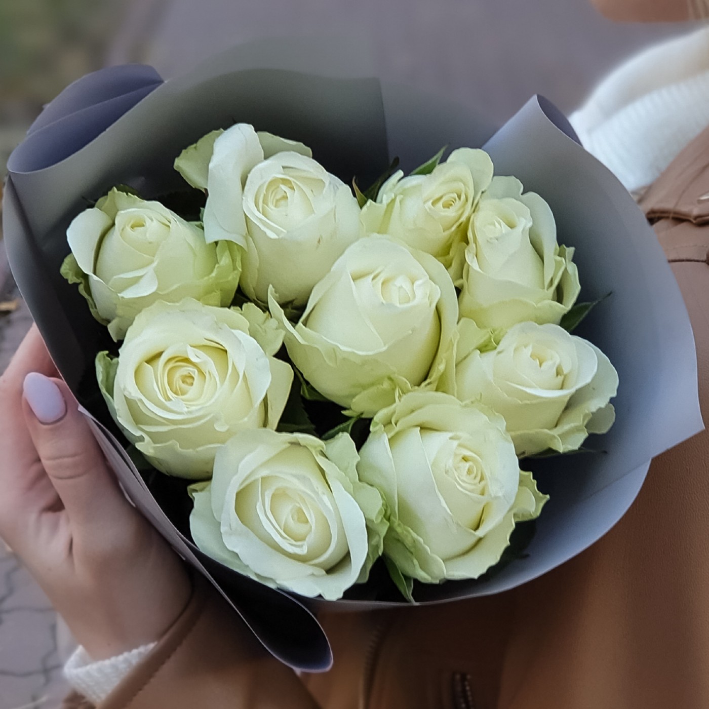 Букет из 9 белых роз 60 см