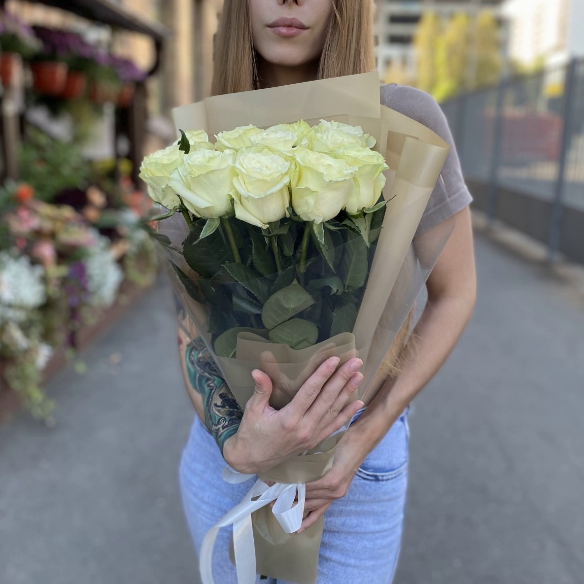 11 белых роз 50 см