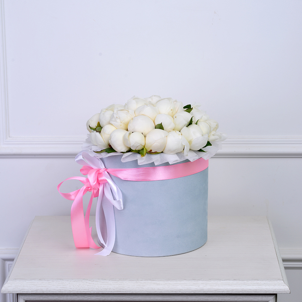 Букет из 35 белых пионов в серой бархатной шляпной коробке