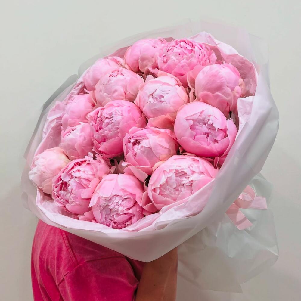 Букет из 17 нежно-розовых пионов