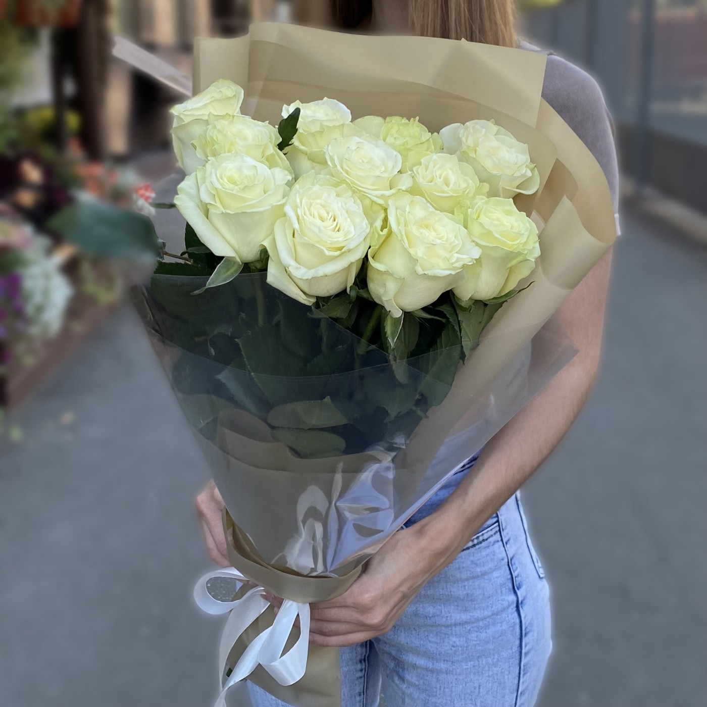 11 белых роз 50 см