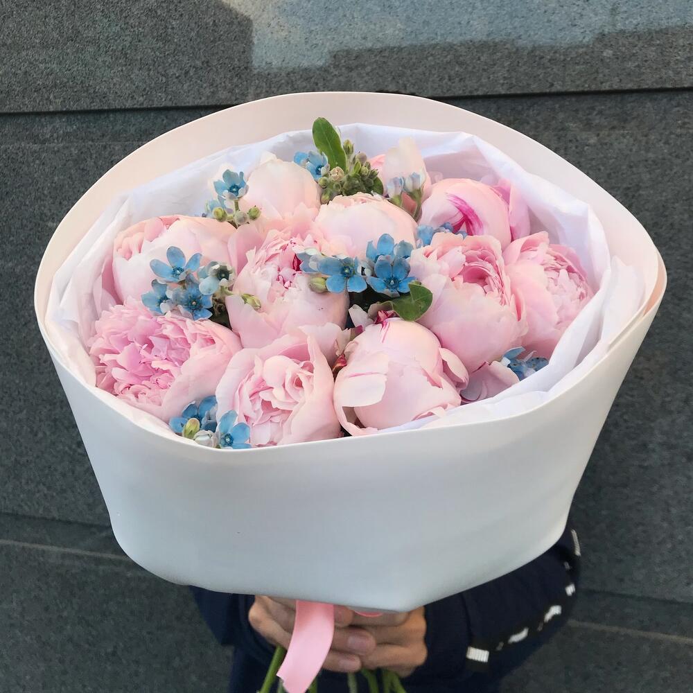 Букет из 11 нежно-розовых пионов