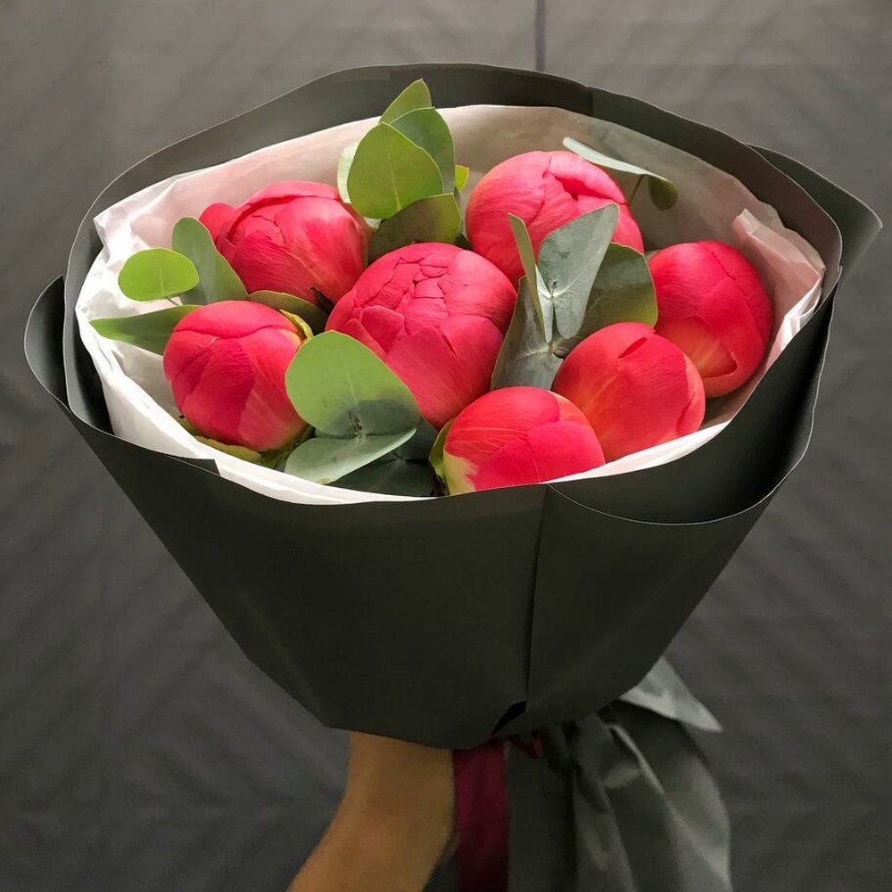 Букет из 7 коралловых пионов