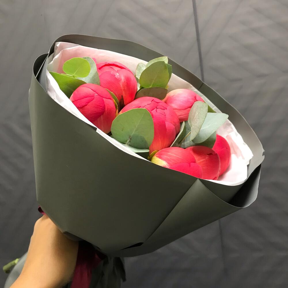 Букет из 7 коралловых пионов