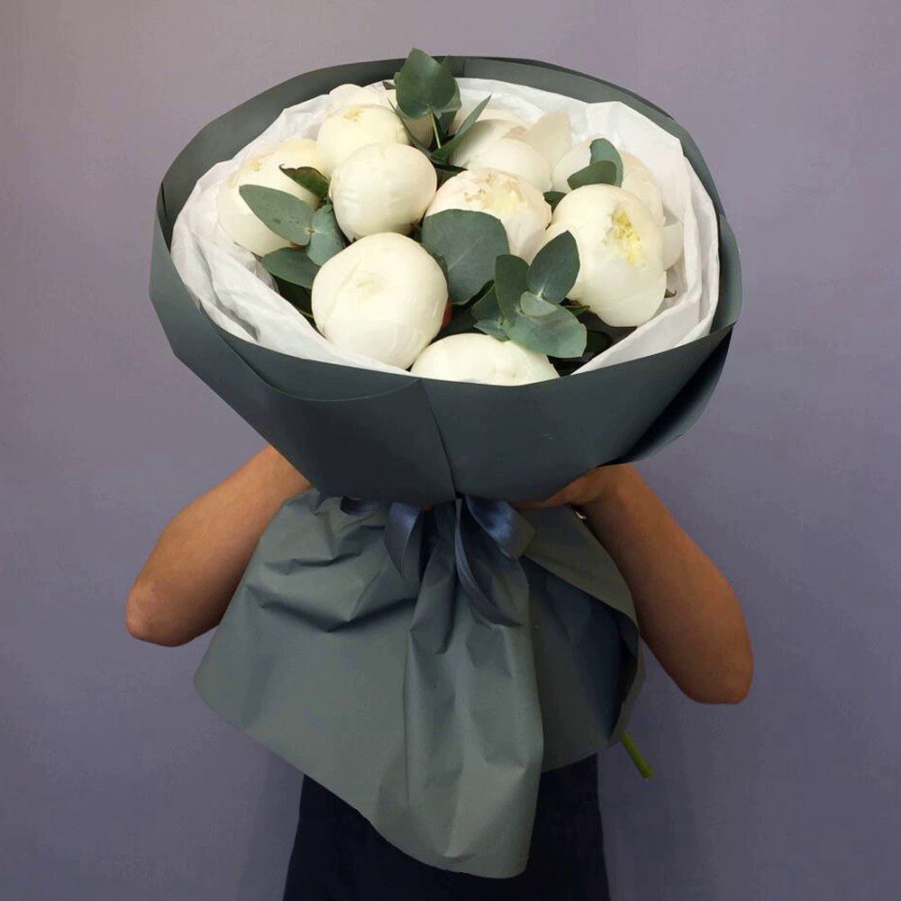 Букет из 11 белых пионов