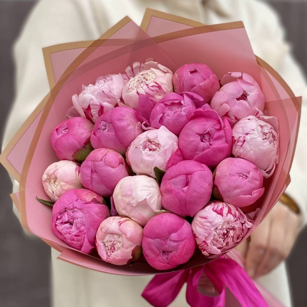 Букет из 19 разноцветных пионов