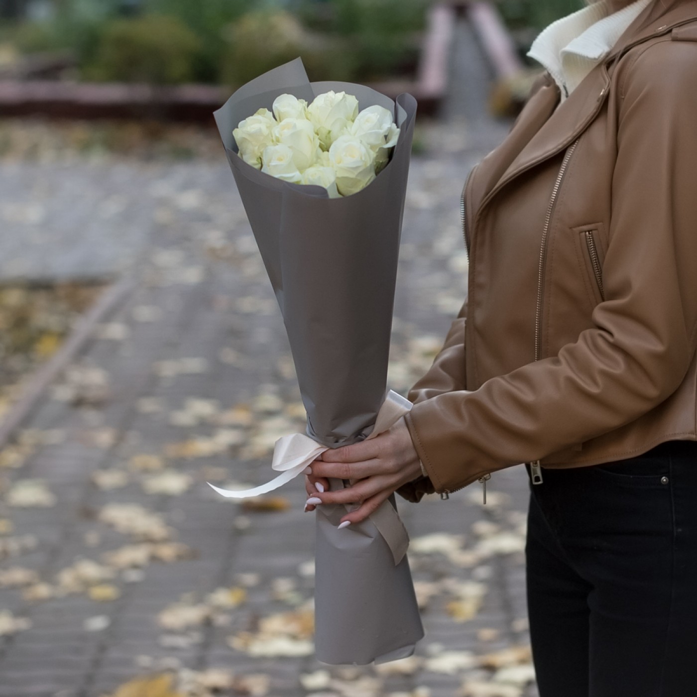 Букет из 9 белых роз 60 см