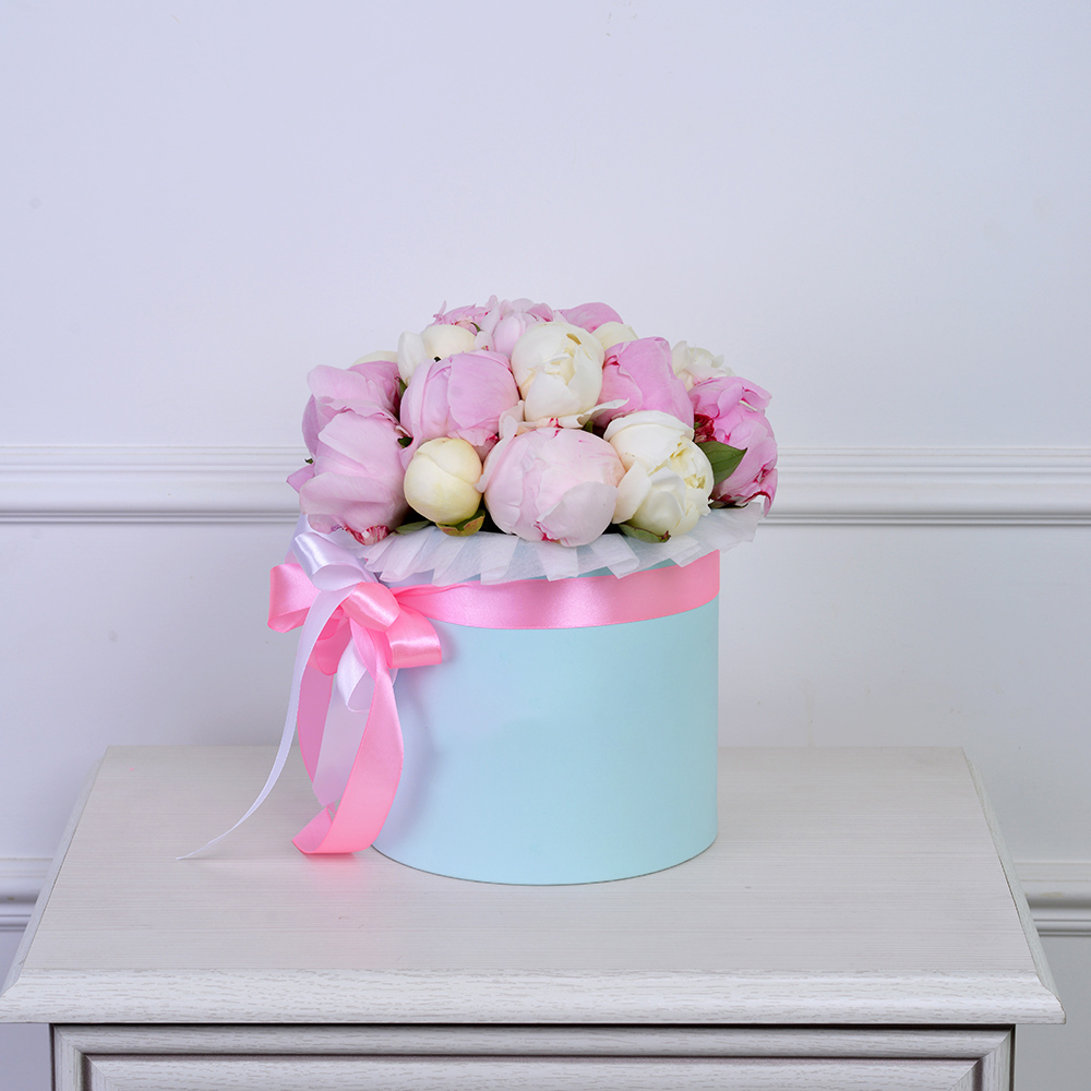 Букет из 19 разноцветных пионов в голубой шляпной коробке