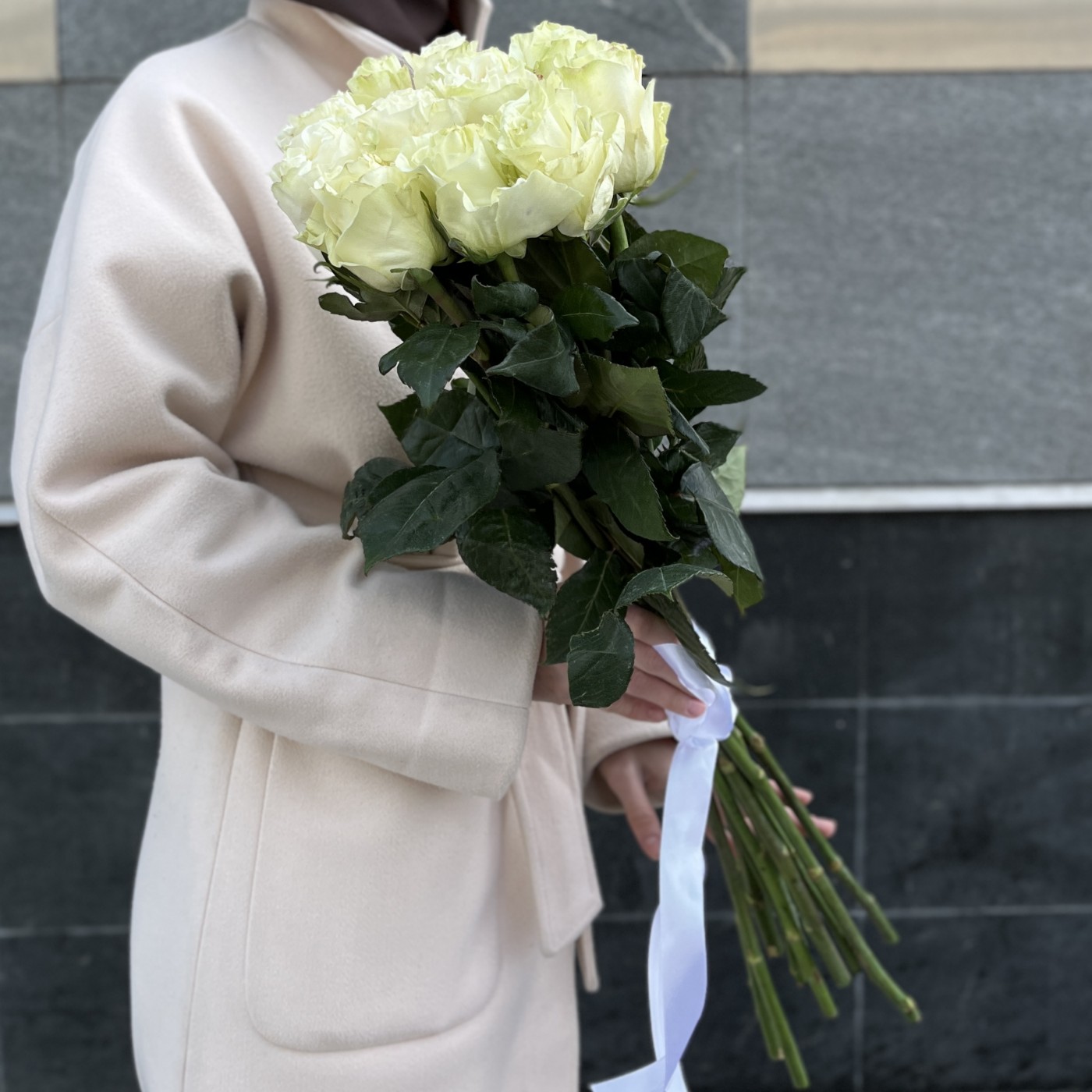 11 белых роз 60 см