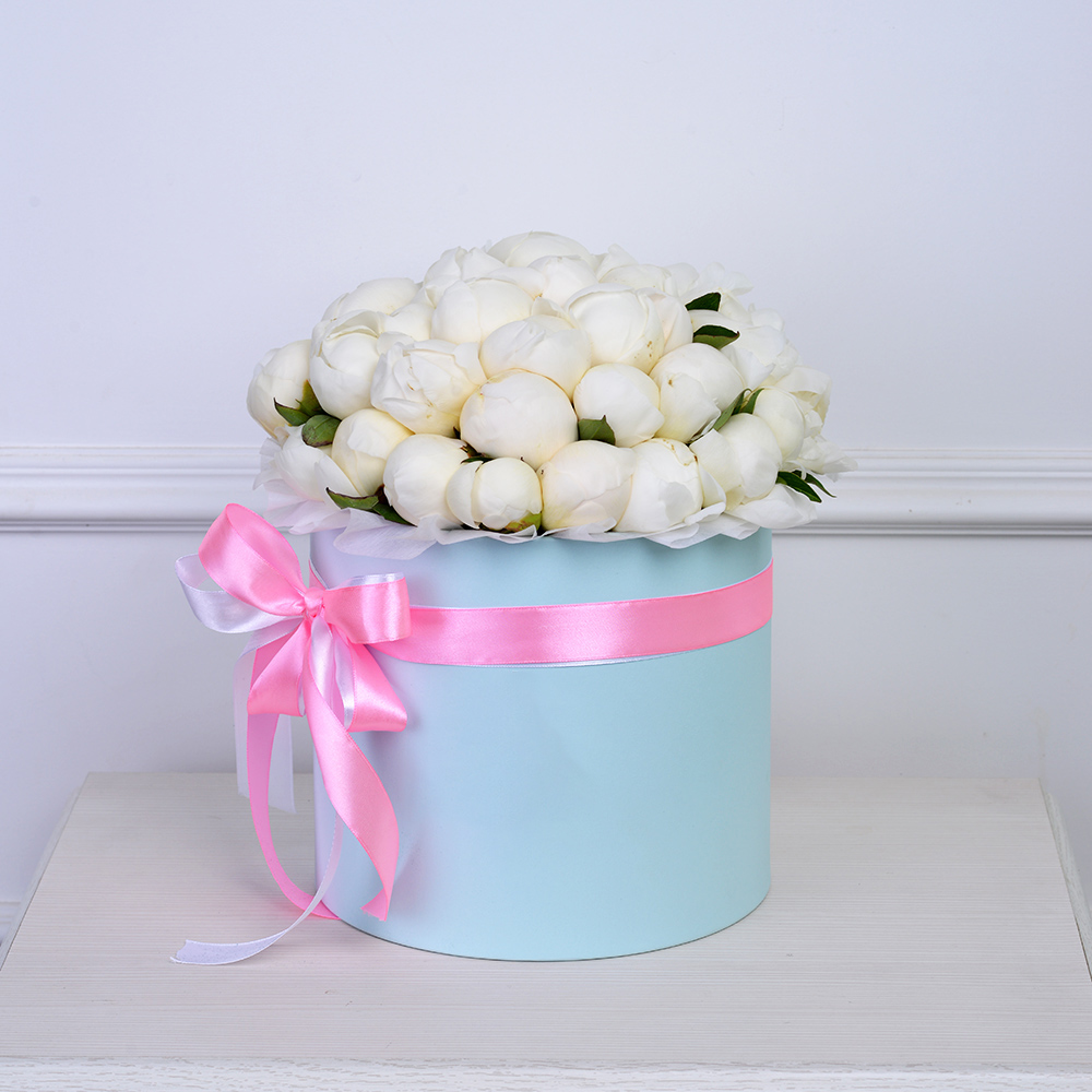 Букет из 35 белых пионов в голубой шляпной коробке