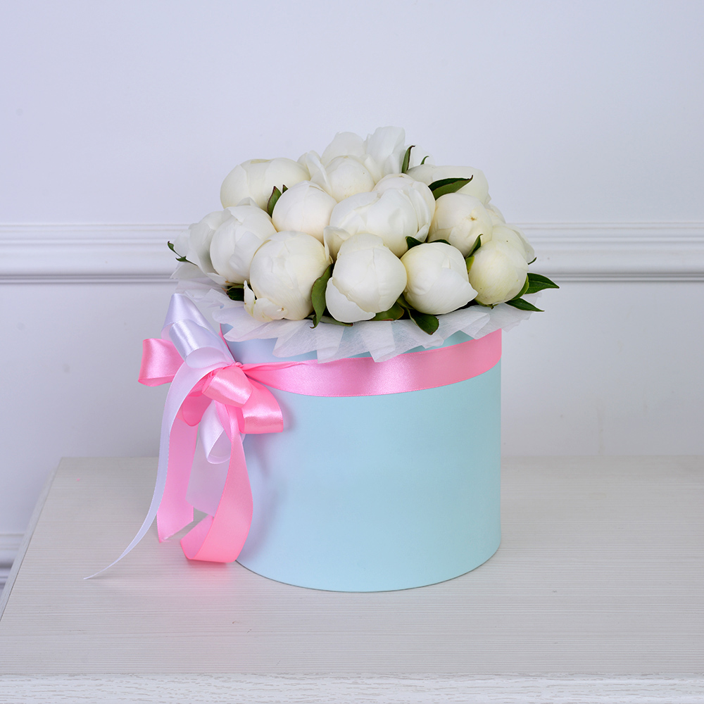 Букет из 19 белых пионов в голубой шляпной коробке