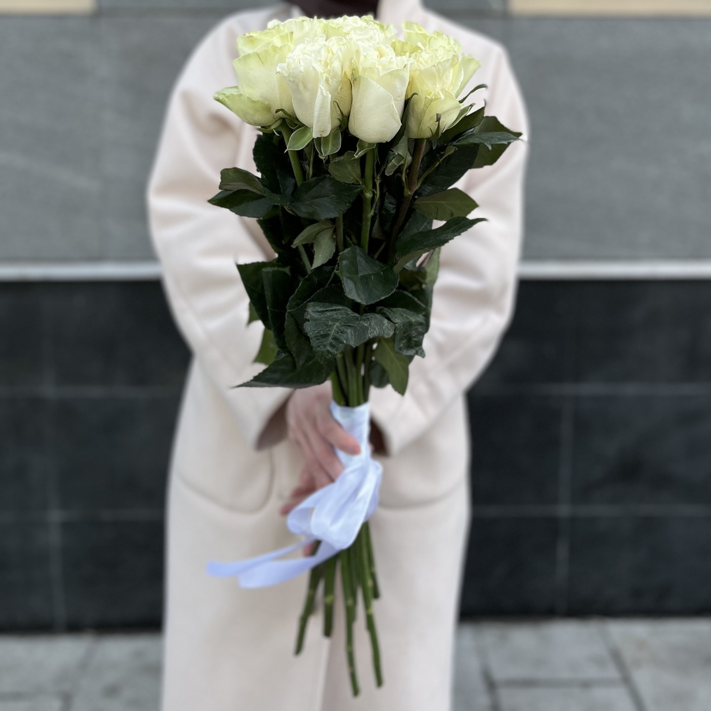 11 белых роз 60 см