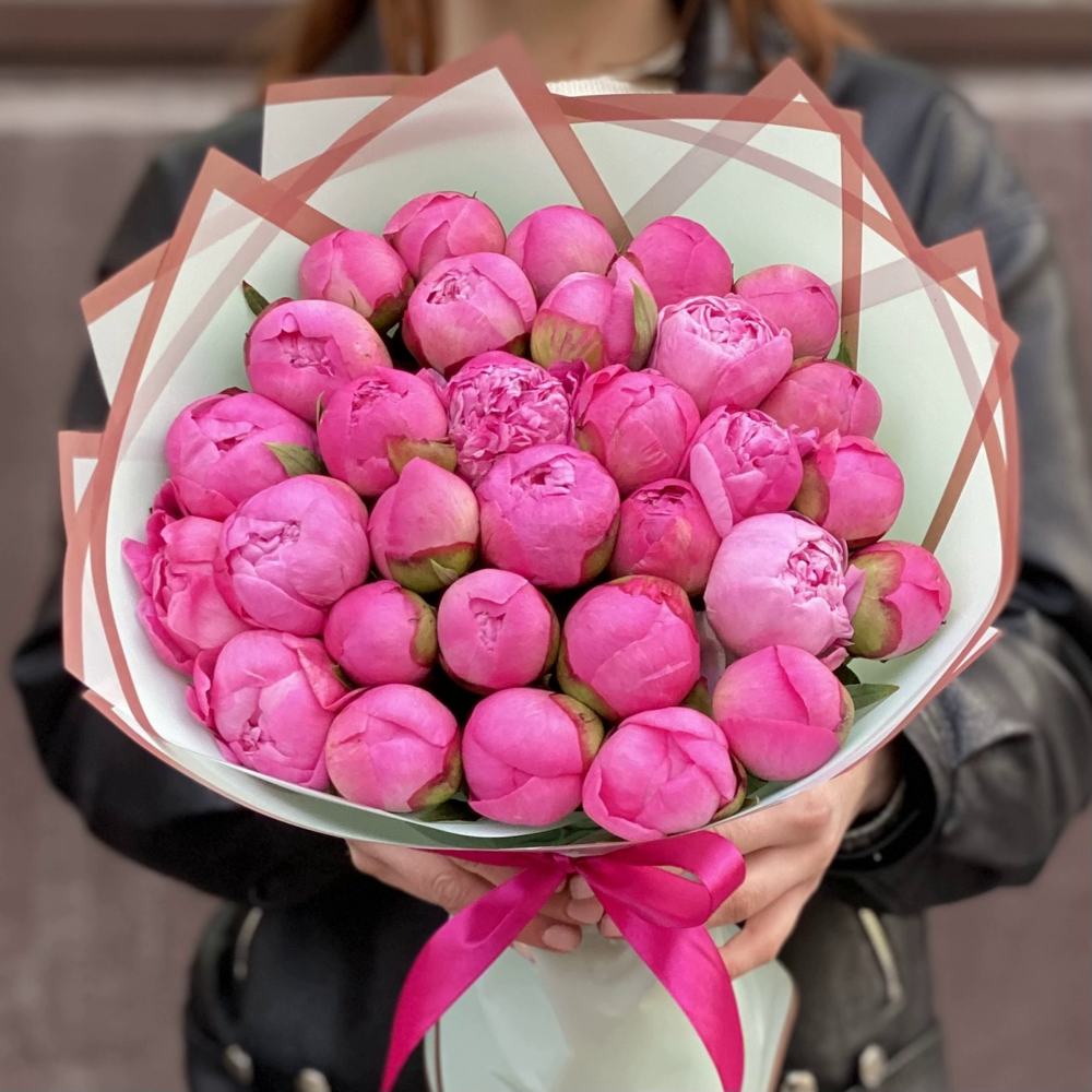 Букет из 31 розового пиона