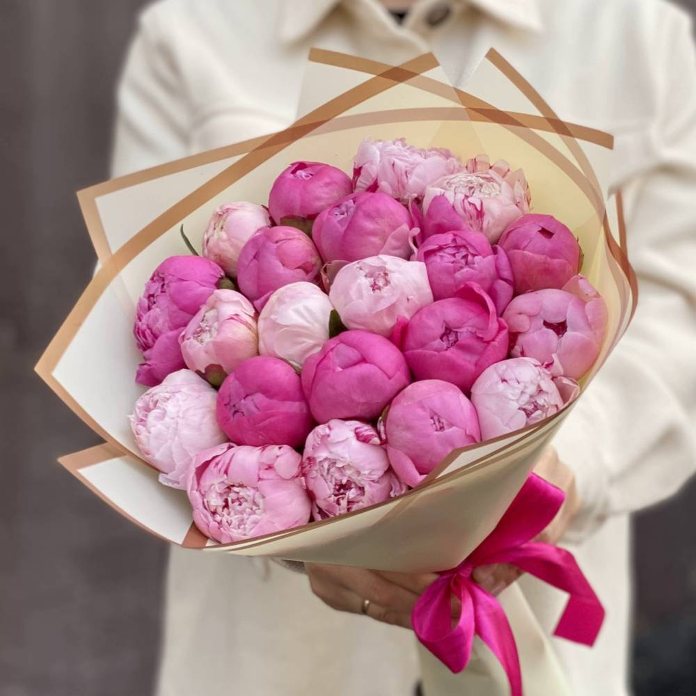 Букет из 21 разноцветного пиона