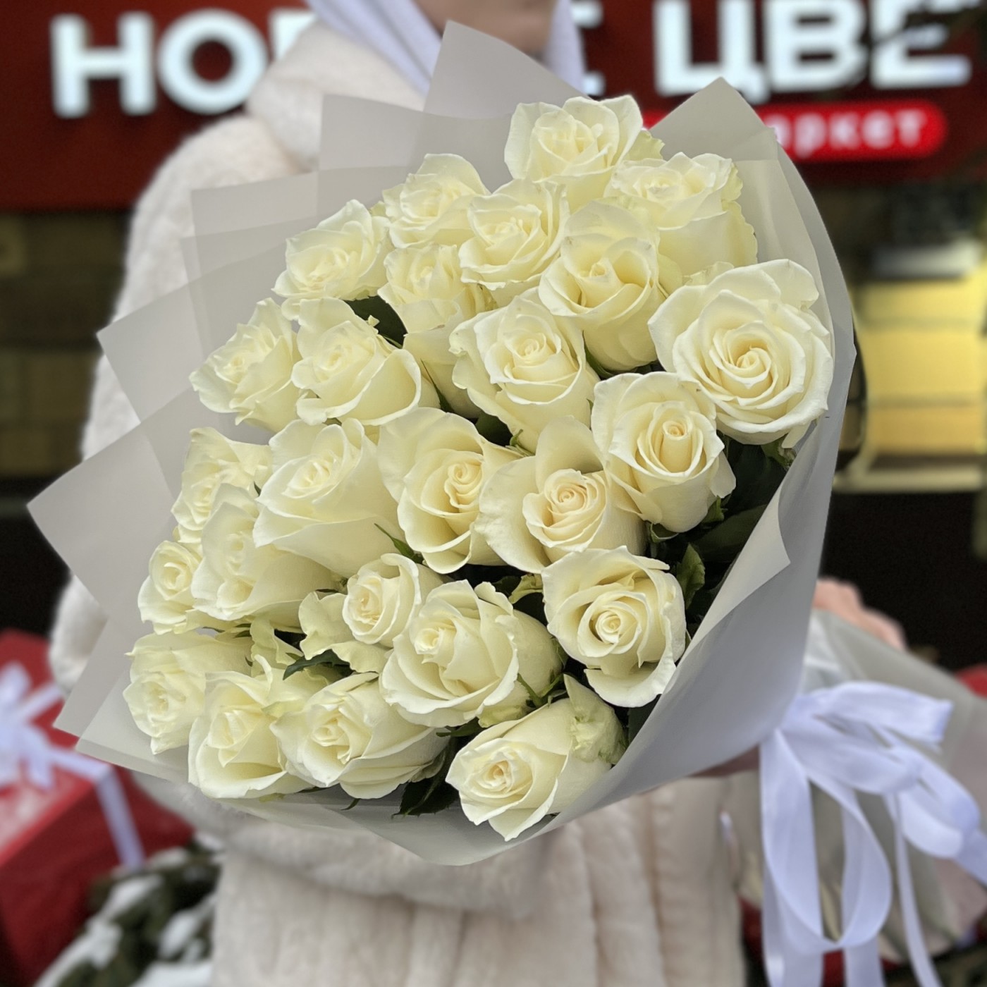 25 белых роз Эквадор 70 см