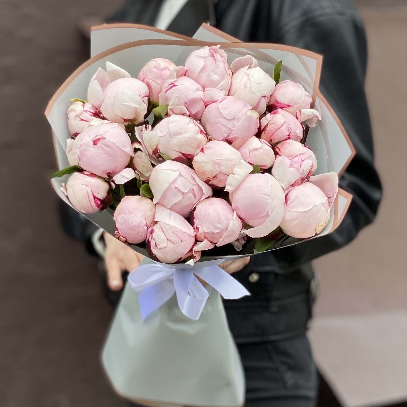 Букет из 21 нежно-розового пиона